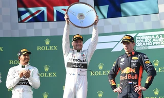 Valtteri Bottas nâng cúp chiến thắng ở chặng đua F1 đầu tiên trong năm 2019