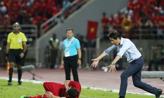  Nishino Akira phản ứng với Bùi Tiến Dũng.