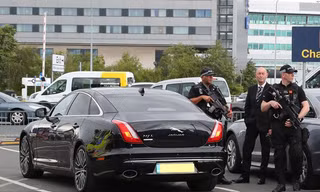 Các cảnh sát với vũ khí khủng bảo vệ Man Utd về nước