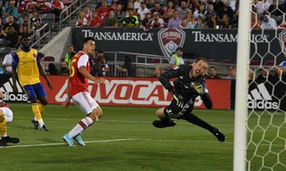 Gabriel Martinelli ra mắt Arsenal đầy ấn tượng.