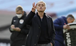Jose Mourinho tiếp tục gặp khó khăn trên ghế HLV Tottenham.