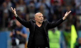 HLV Jorge Sampaoli phủ nhận việc phải hỏi ý kiến Lionel Messi.