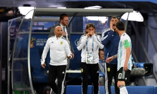 HLV Jorge Sampaoli hỏi Messi trước khi thay người.