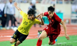 Syafiq Ahmad bất lực trước Đoàn Văn Hậu. Ảnh: HMetro