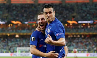 Pedro và Hazard ăn mừng chiến thắng