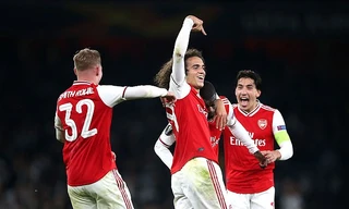 Nicolas Pepe ăn mừng cùng đồng đội.