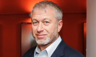 Không được đến Anh, nhưng Roman Abramovich vẫn giữ cam kết với Chelsea.