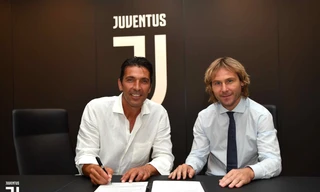 Gianluigi Buffon rạng rỡ ký hợp đồng với Juventus