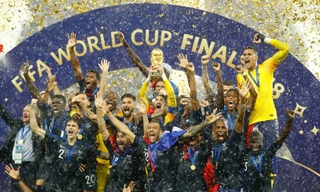 Niềm vui vỡ òa với các cầu thủ Pháp khi nhận Cúp vàng.