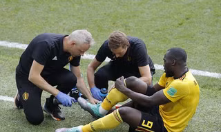 Lukaku phải rời sân vì chấn thương mắt cá chân.