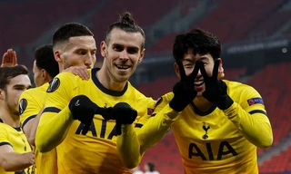 Gareth Bale ăn mừng cùng Son Heung-min.