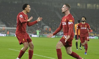 Trent Alexander-Arnold ăn mừng cùng Jordan Henderson
