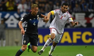 Walid Abbas (số 3) hạ quyết tâm thắng tuyển Việt Nam tại Mỹ Đình.