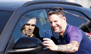 Gareth Bale vui vẻ chụp ảnh lưu niệm cùng người hâm mộ.