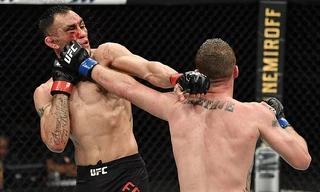 Tony Ferguson (trái) liên tục chịu đòn từ Justin Gaethje.