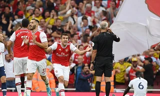 Sokratis phản ứng trọng tài sau khi không được công nhận bàn thắng.