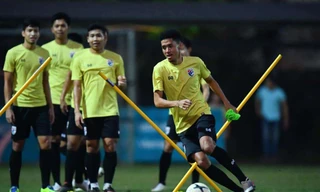Các cầu thủ Thái Lan tập luyện tối 17/11. Ảnh: Goal.