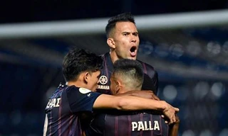 Các cầu thủ Buriram Utd ăn mừng bàn thắng