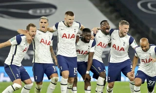 Các cầu thủ Tottenham ăn mừng chiến thắng trên chấm luân lưu 11m.