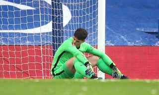 Kepa thất vọng sau bàn thua lãng nhách.