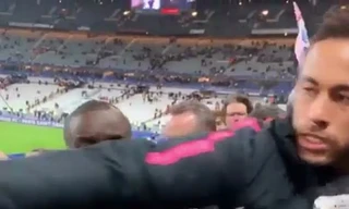 Neymar đòi đánh CĐV tại Stade de France