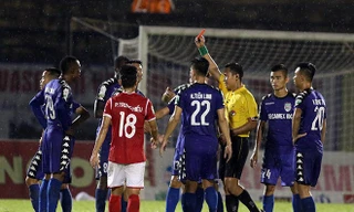 Trọng tài Trần Văn Lập rút thẻ đỏ với Tấn Tài, bẻ còi phút chót. Ảnh: 24h