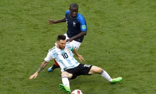 Lionel Messi bất lực trước người Pháp