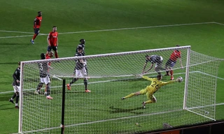 Dean Henderson cứu thua xuất thần cho M.U.