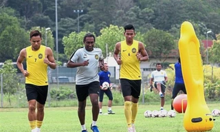 Ông S. Sivanasvaran (giữa) và các tuyển thủ Malaysia