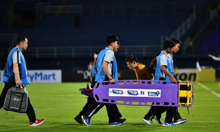 Zhang Yuning đau đớn rời sân. Ảnh: AFC