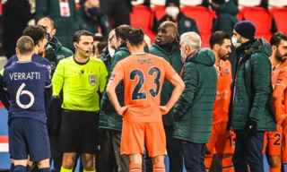 Trận PSG gặp Istanbul bị hoãn vì trọng tài phân biệt chủng tộc 