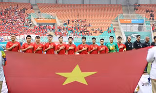 Olympic Việt Nam nghiêm trang hát Quốc ca trong lễ chào cờ đầu trận. Ảnh: VnExpress