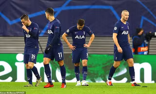 Các cầu thủ Tottenham cúi đầu rời Champions League