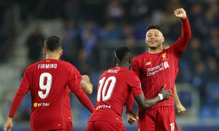 Oxlade-Chamberlain ăn mừng cùng đồng đội.