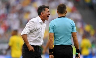 Juan Carlos Osorio nổi đóa với trọng tài.