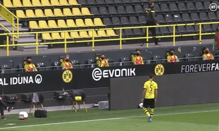 Các cầu thủ dự bị Dortmund ngồi cách xa nhau trên khán đài.