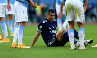 Ronaldo tỏ ra rất đau đớn trước khi rời sân.