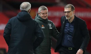 HLV Solskjaer và Bilic có tâm trạng trái ngược sau trận đấu.