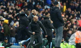 HLV Pep Guardiola ăn mừng đầy cảm xúc trước Southampton.