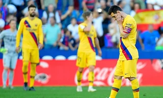 Messi và đồng đội thất vọng sau bàn thua.