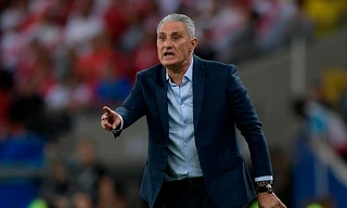 HLV Tite gạt bỏ ý kiến của Messi.