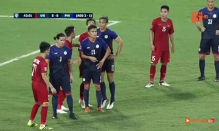 Amani Manuel Aguinaldo đánh nguội Văn Hậu. Ảnh chụp màn hình.