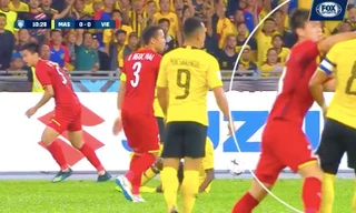 Tình huống gây tranh cãi của Duy Mạnh. Ảnh: Fox Sports