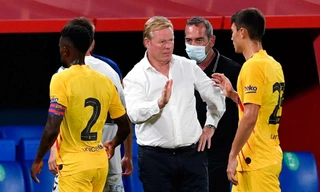 HLV Ronald Koeman quyết định thay đổi sơ đồ quen thuộc của Barcelona.