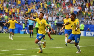 Neymar ăn mừng bàn mở tỷ số cho Brazil