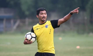 HLV Issara Sritaro được giao nhiệm vụ "xem giò" tuyển Việt Nam.