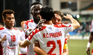 Nguyễn Công Phượng chia vui cùng đồng đội. Ảnh: CLB TP.HCM