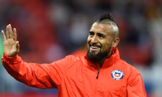 Arturo Vidal chính thức cập bến Barcelona