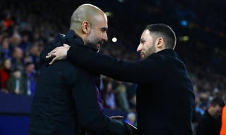 HLV Pep Guardiola bắt tay HLV Domenico Tedesco trước trận đấu