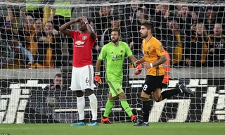 Paul Pogba tiếc nuối sau cú đá 11m hỏng ăn.